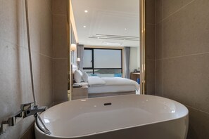 Deluxe tweepersoonskamer, 1 tweepersoonsbed | Badkamer | Gratis toiletartikelen, een haardroger, badjassen, pantoffels