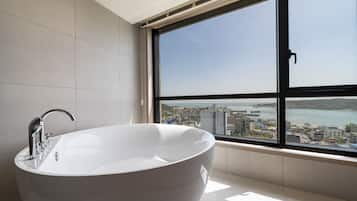 Signature-Suite, 2 Doppelbetten, Meerblick | Badezimmer | Kostenlose Toilettenartikel, Haartrockner, Bademäntel, Hausschuhe