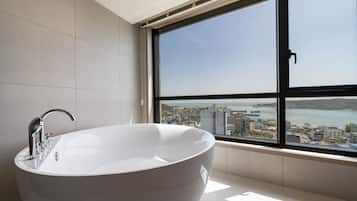 Signature Suite, 2 Double Beds, Sea View | Bathroom