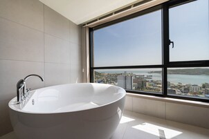 ห้องซิกเนเจอร์สวีท, เตียงใหญ่ 2 เตียง, วิวทะเล | ห้องน้ำ | ของใช้ในห้องน้ำฟรี, ไดร์เป่าผม, เสื้อคลุมอาบน้ำ, รองเท้าสวมภายในห้อง