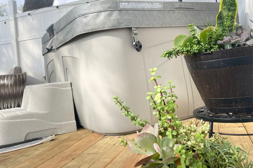 Beautifully Designed Guest House With Hot Tub in the Heart of the City