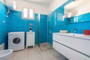 Douche, sèche-cheveux, bidet, serviettes fournies