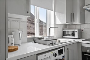 Fridge, microwave, oven, coffee/tea maker - White Shades Mill Hill (London)