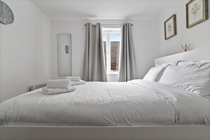 1 dormitorio, escritorio, tabla de planchar con plancha y Internet