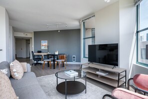 Fernseher, Stereoanlage