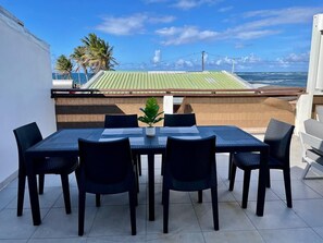 تناول الطعام بالخارج