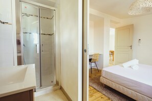 3 عدّة غرف نوم وواي فاي وملاءات أسرّة