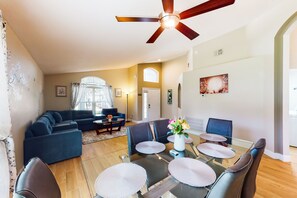 TV, fireplace - Private pool home with spa, screened patio, central AC, & washer/dryer (Davenport)