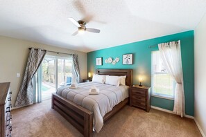 4 bedrooms, iron/ironing board, WiFi, bed sheets - Private pool home with spa, screened patio, central AC, & washer/dryer (Davenport)