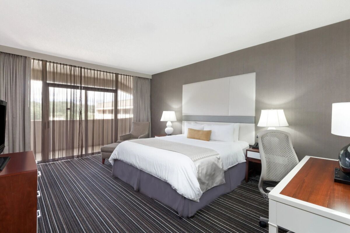 Explore Atlanta's Shopping Areas! Near Cumberland Mall, Pet-Friendly Stay!