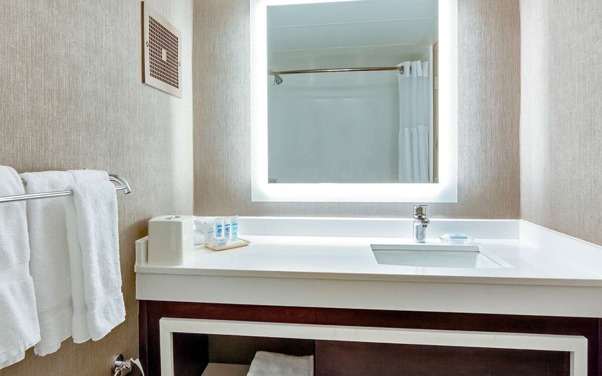 Explore Atlanta's Shopping Areas! Near Cumberland Mall, Pet-Friendly Stay!