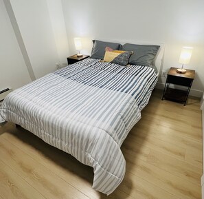 2 bedrooms, iron/ironing board, travel cot, free WiFi - Spacious 2 bedroom suite near beaches and border (Surrey)