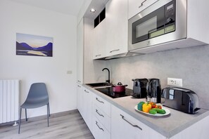 Kühlschrank, Mikrowelle, Herdplatte, Geschirrspüler