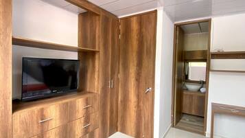 Deluxe Apartment, 3 Bedrooms, Mountain View | 3 bedrooms, in-room safe, free WiFi