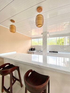 Apartamento luxo, 3 quartos, vista para a montanha | Opções para refeição no quarto