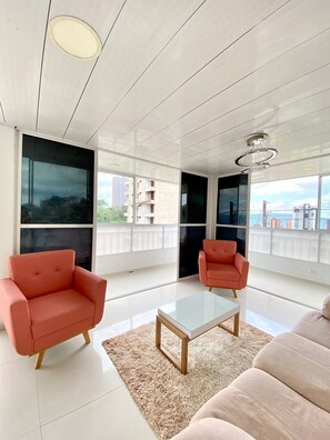 Apartamento luxo, 3 quartos, vista para a montanha | Área de estar