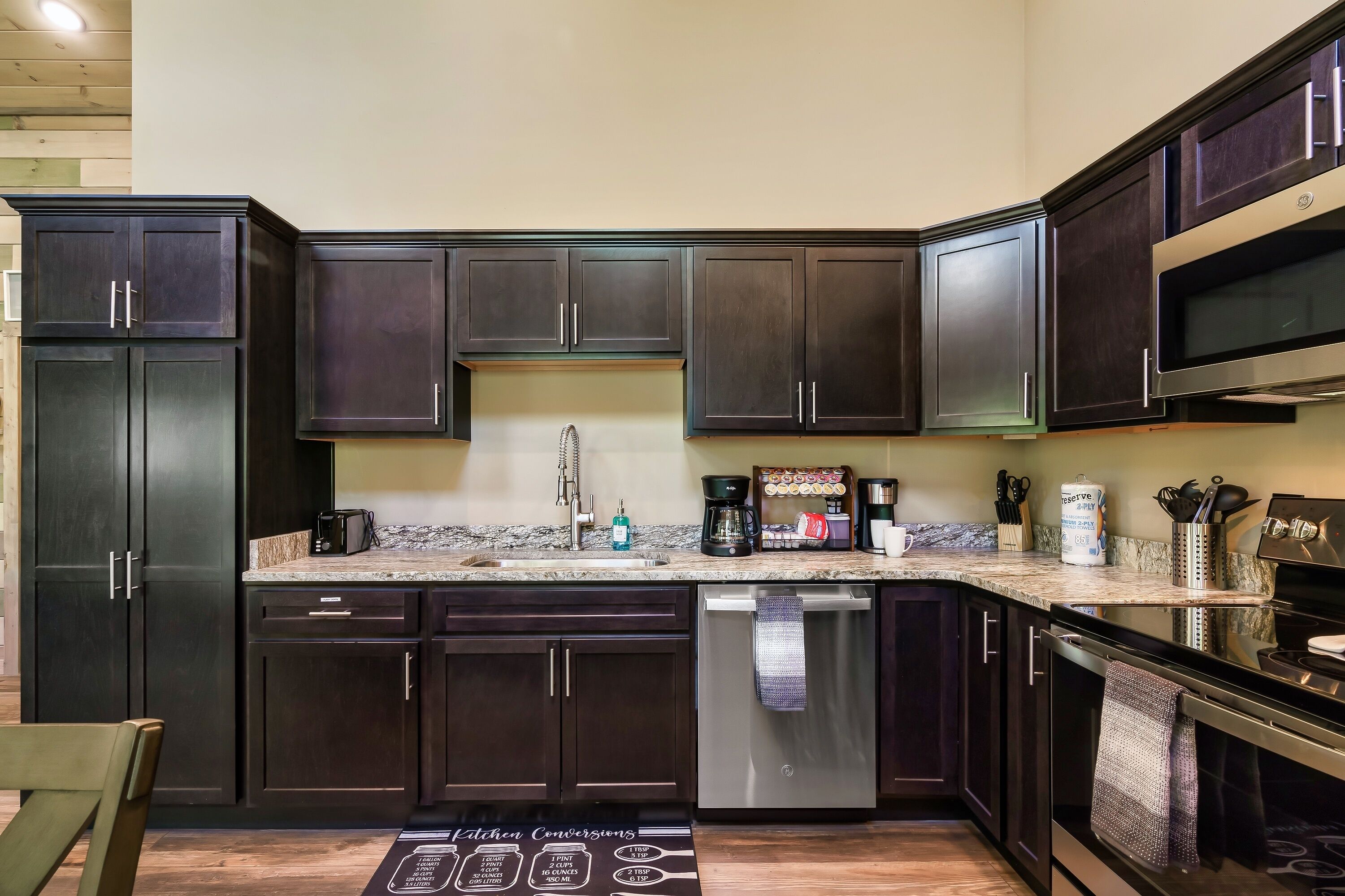 New Built Pool Table Hot-tub, Firepit, 4 beds
### Road Construction Discount###