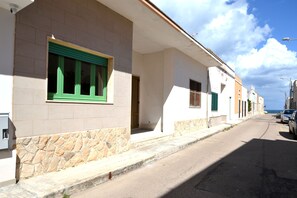 Exterior detail - Luce holiday home with air conditioning for 5 guests (Roca Vecchia)