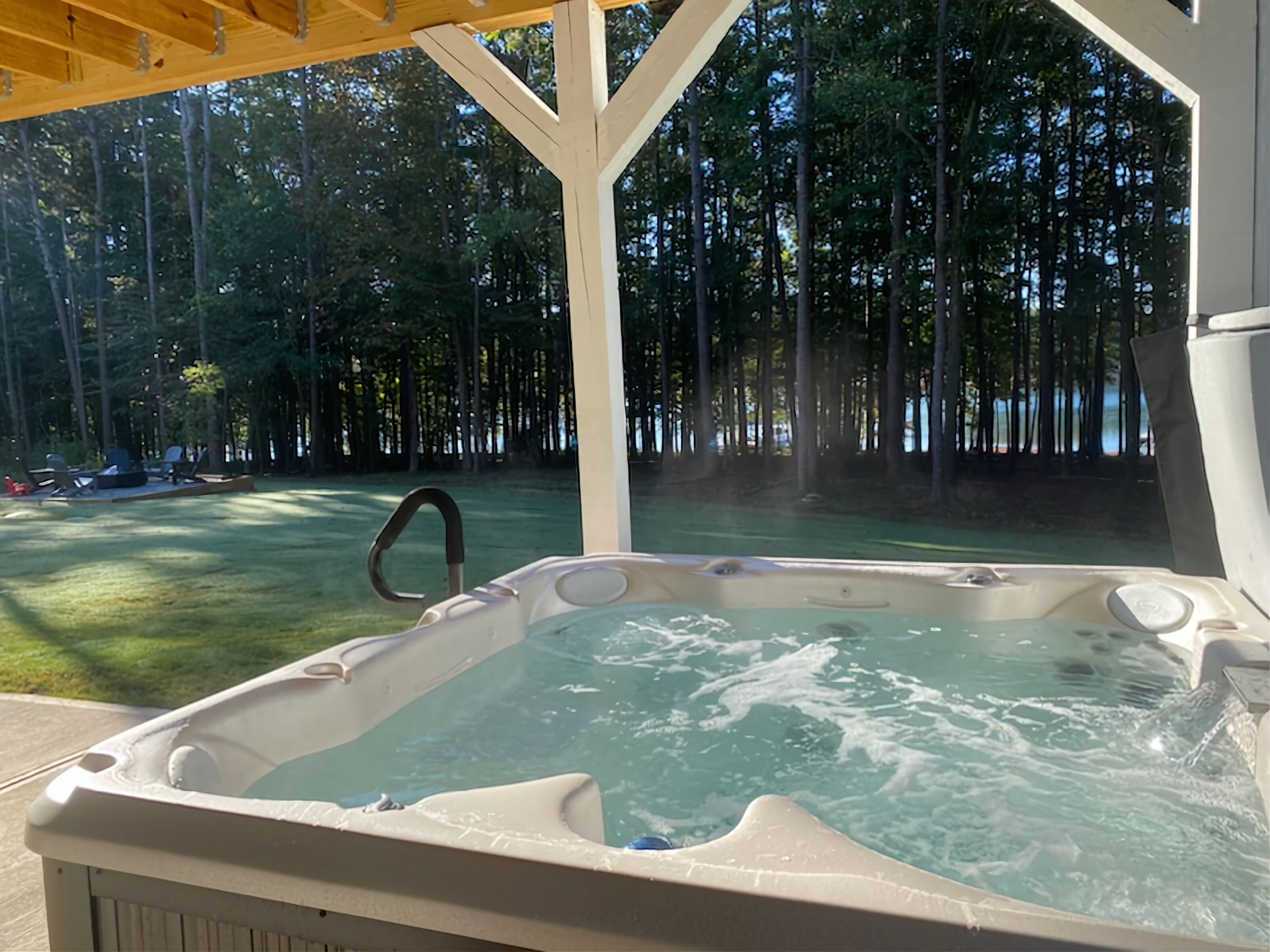 NEW LISTING ! Lake Hartwell  Waterfront  Private dock  Fire Pit  Pool Table