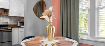 Retro Retreat minutes from downtown