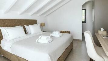 Een moderne hotelkamer met een groot bed, een bureau en een stoel.