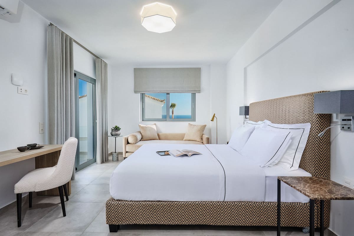 Junior Suite | 1 bedroom, Tempur-Pedic beds, in-room safe, individually decorated