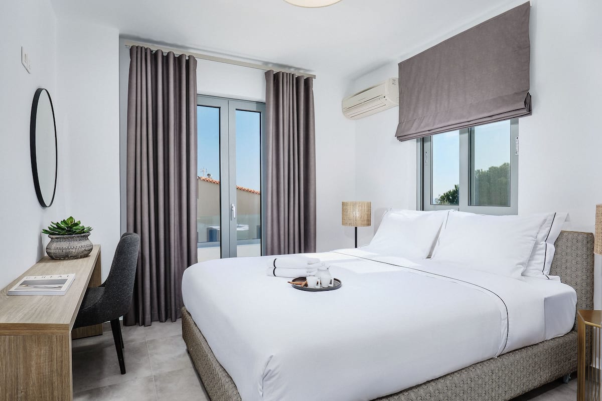 Deluxe Double Room | 1 bedroom, Tempur-Pedic beds, in-room safe, individually decorated