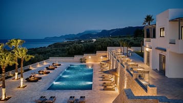 Una piscina al aire libre de temporada