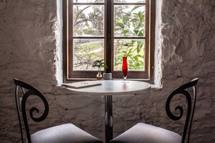 Tabla de planchar con plancha, wifi gratis y ropa de cama 