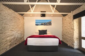 Tabla de planchar con plancha, wifi gratis y ropa de cama 