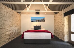 Tabla de planchar con plancha, wifi gratis, ropa de cama