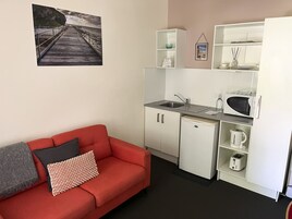 Habitación doble | Zona de estar | Televisión de pantalla plana de 32 pulgadas con canales digitales