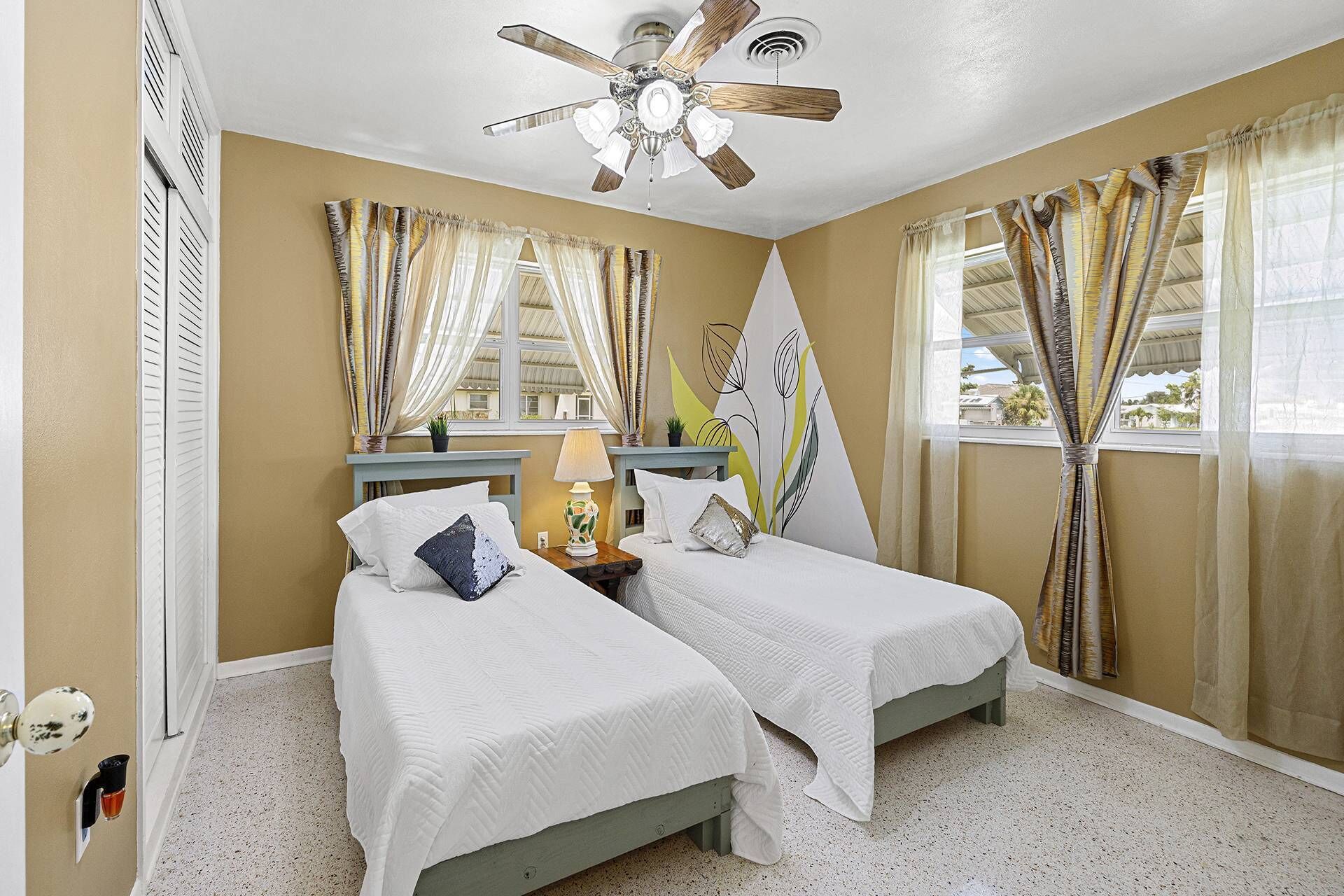 Parrot Paradise Updated Delightful Home - near ramp, boat parking on site, Electric Scooters