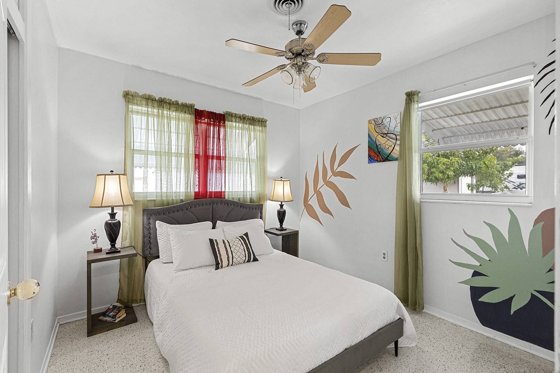 Parrot Paradise Updated Delightful Home - near ramp, boat parking on site, Electric Scooters