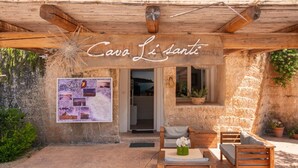 A rustic wooden building with a sign reading "Cavo Li Santini". - Cava Li Santi Residence - Monolocale 2 Int 10 (Santa Caterina)
