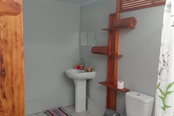 Douche, articles de toilette (gratuits), serviettes fournies, savon