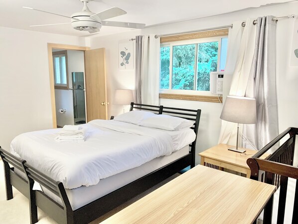 3 bedrooms, desk, iron/ironing board, travel crib - Beautiful 3bd 2ba apartment (Kirkland)