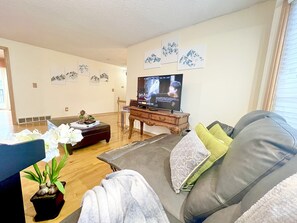 Smart TV, books, computer monitors - Beautiful 3bd 2ba apartment (Kirkland)