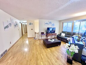 Smart TV, books, computer monitors - Beautiful 3bd 2ba apartment (Kirkland)