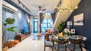 Luxury Condo | Ruang tamu | 50 inci sebuah televisyen pintar dengan digital, konsol permainan video