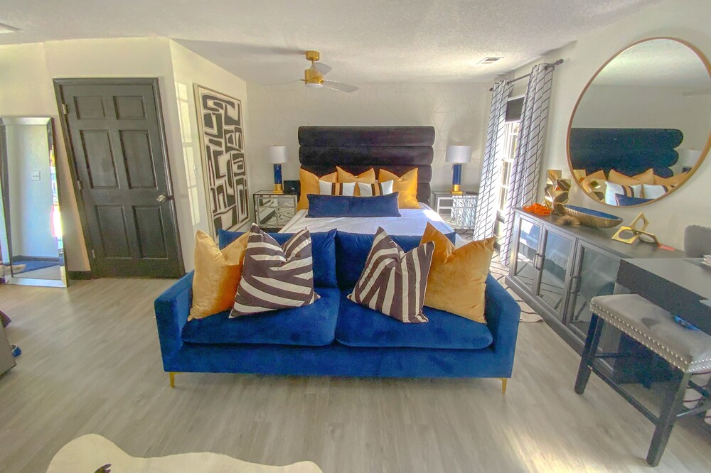 Luxurious Apt Private Entrance & Heated Pool