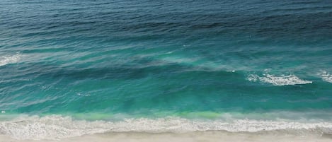 Una playa con agua turquesa cristalina y una orilla arenosa.