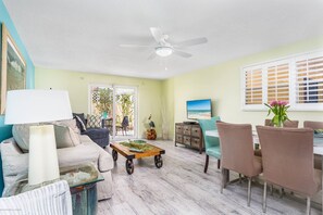 Smart TV - Lulu’s Crescent Cottages | 4BR/4BA | Pool | Walk to Beach | Sleeps 12 | Dog Friendly (Sarasota)