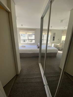 1 soverom, safe på rommet, skrivebord og strykejern/-brett