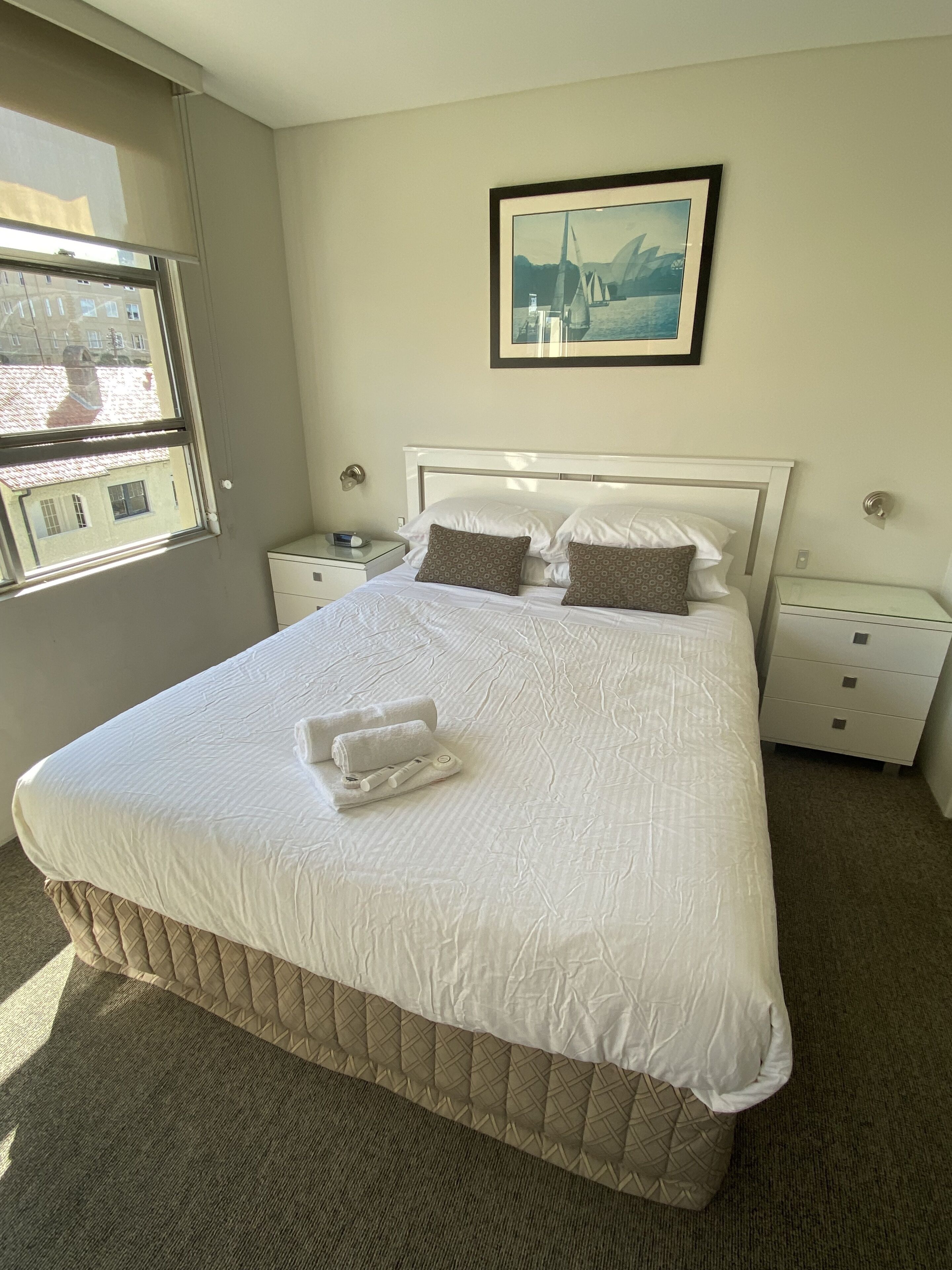 1 Schlafzimmer, Zimmersafe, Schreibtisch, B ügeleisen/Bügelbrett