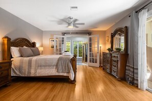 Une chambre à coucher avec un lit, une commode et un ventilateur de plafond.