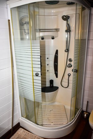 Dusche, Haartrockner, Handtücher, Seife
