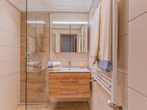 Shower - Cosy group accommodation by the ski slope (Reith im Alpbachtal)