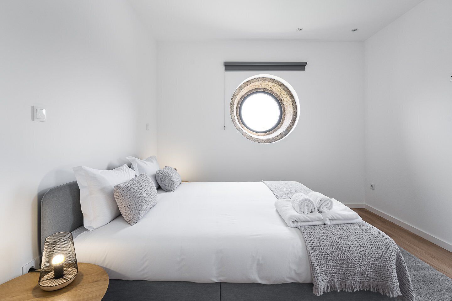 2 bedrooms, desk, Internet, bed sheets