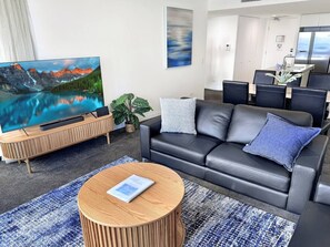 Smart TV - Luxury Oracle Stay Ocean Views 2BR Level 11 (Broadbeach)